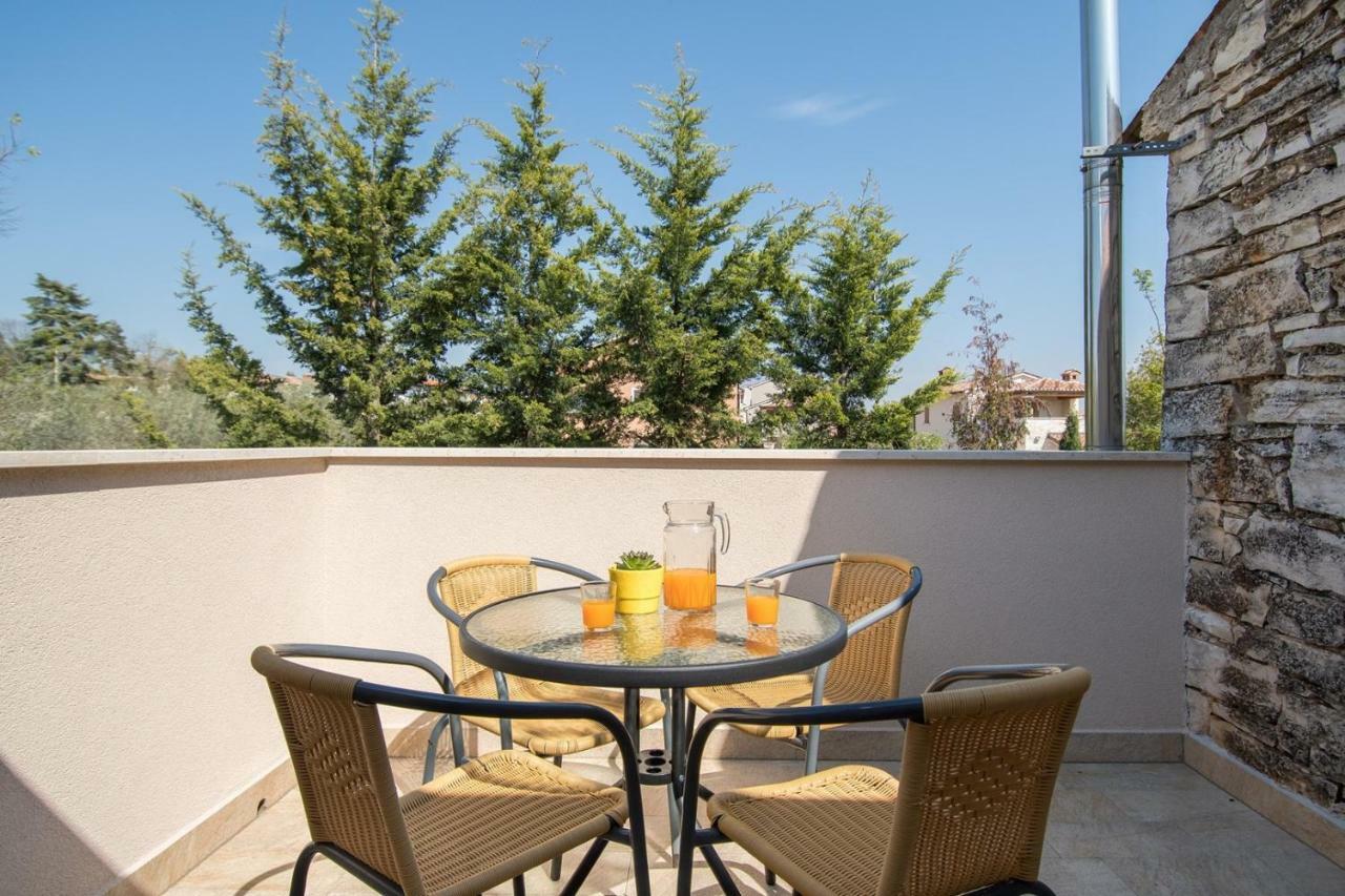 Apartment Bruneta 1 With Sea View Tar-Vabriga Exterior photo