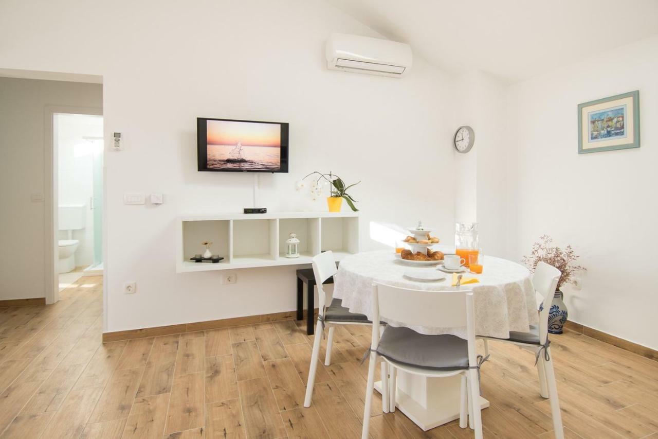 Apartment Bruneta 1 With Sea View Tar-Vabriga Exterior photo