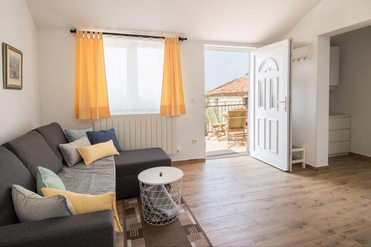 Apartment Bruneta 1 With Sea View Tar-Vabriga Exterior photo