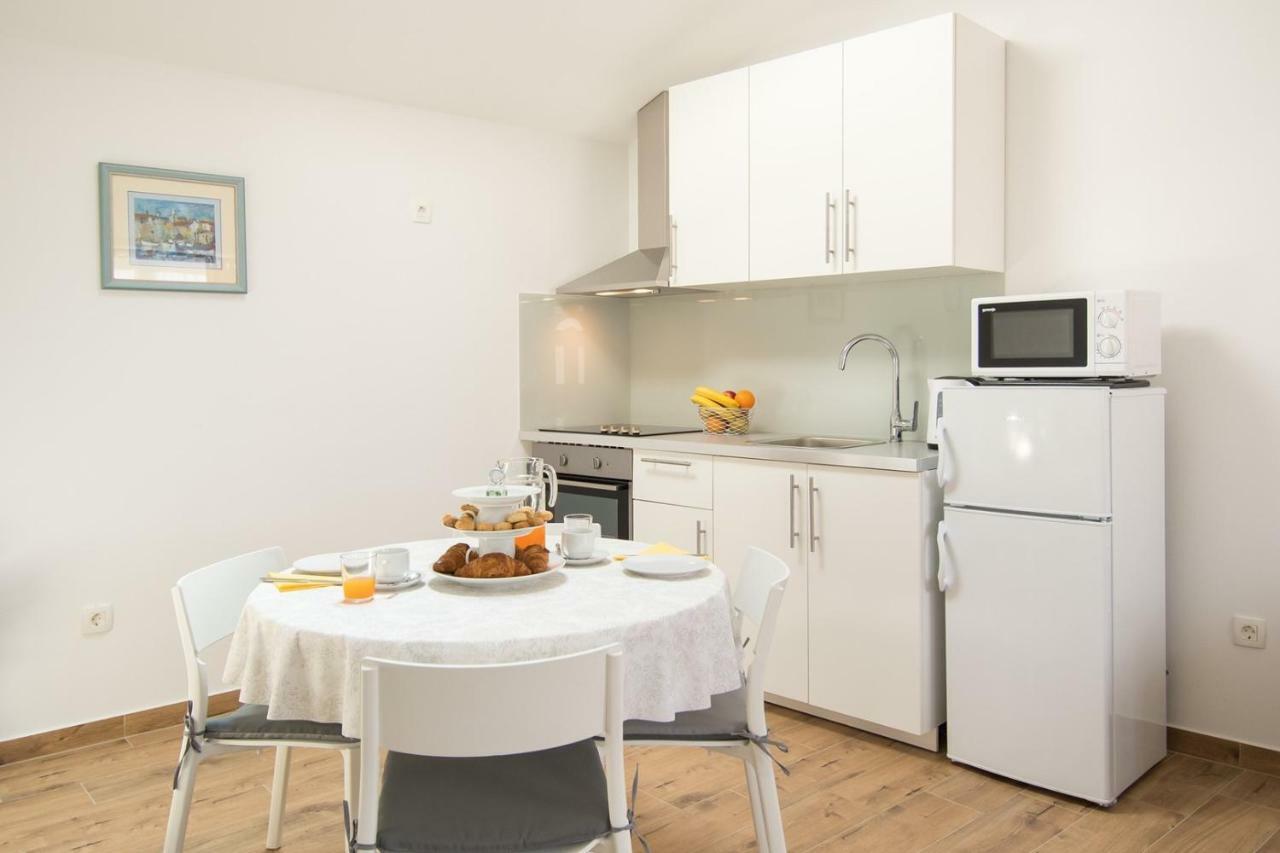 Apartment Bruneta 1 With Sea View Tar-Vabriga Exterior photo