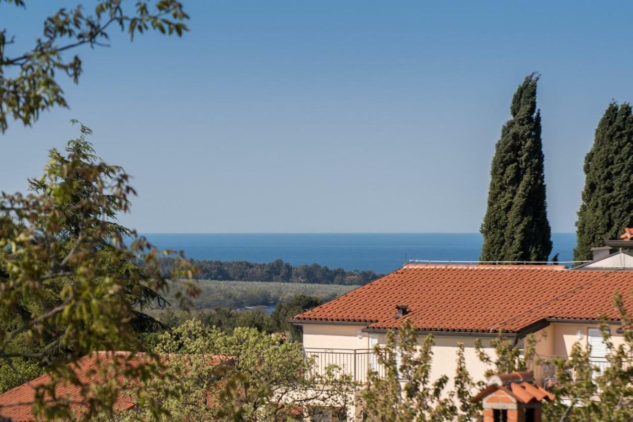 Apartment Bruneta 1 With Sea View Tar-Vabriga Exterior photo