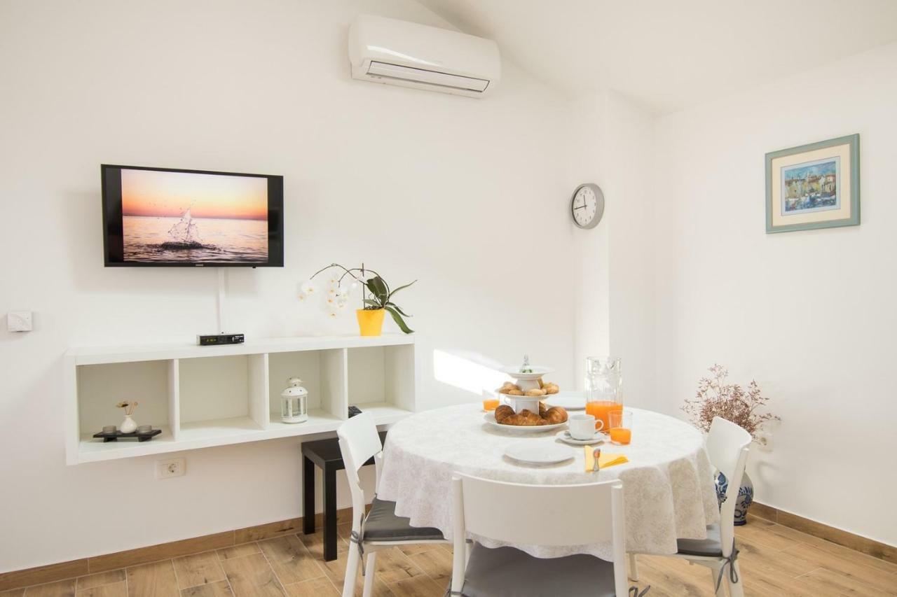 Apartment Bruneta 1 With Sea View Tar-Vabriga Exterior photo