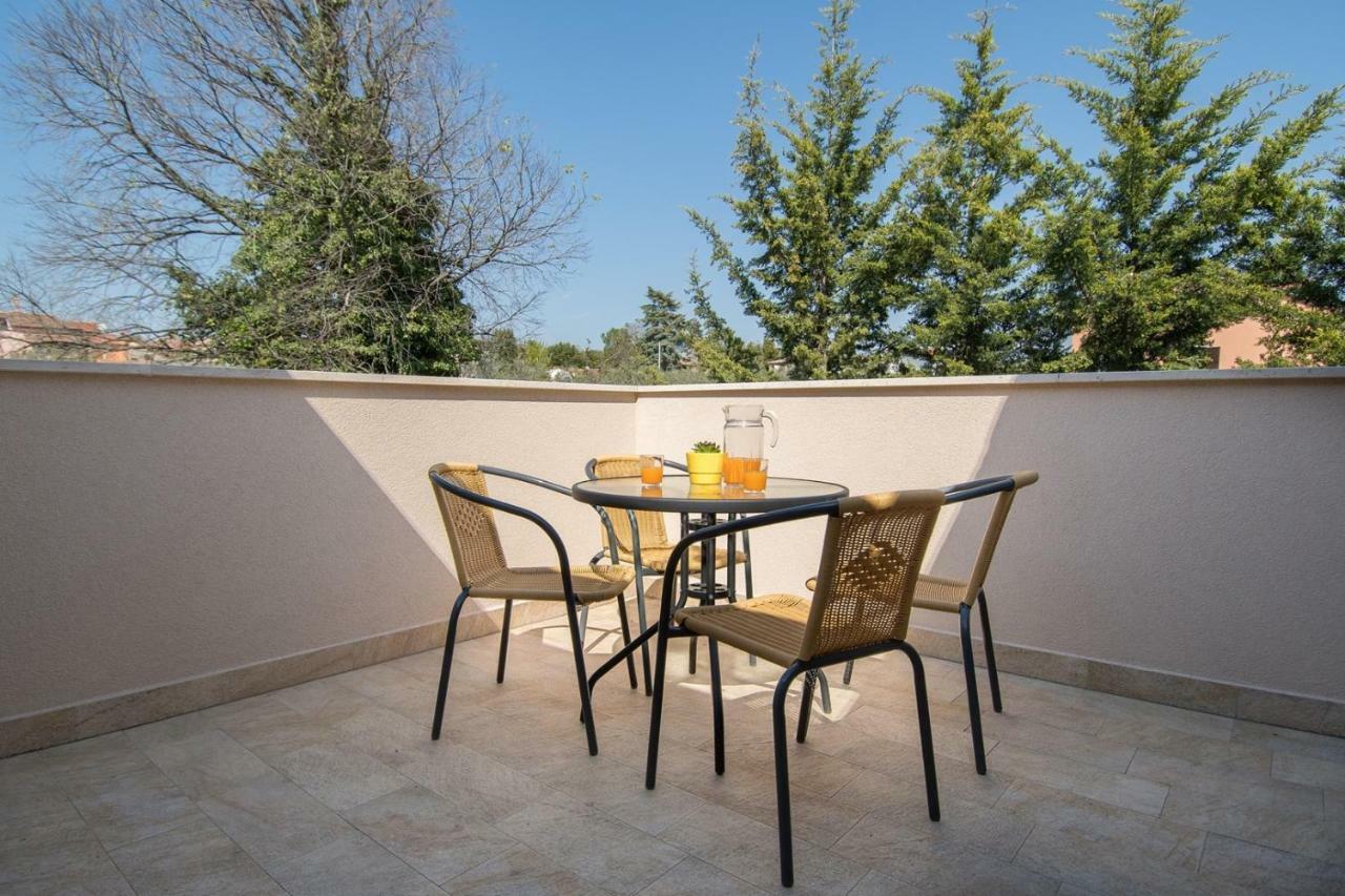 Apartment Bruneta 1 With Sea View Tar-Vabriga Exterior photo