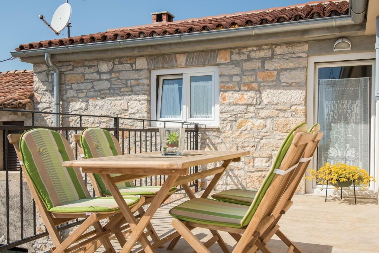 Apartment Bruneta 1 With Sea View Tar-Vabriga Exterior photo