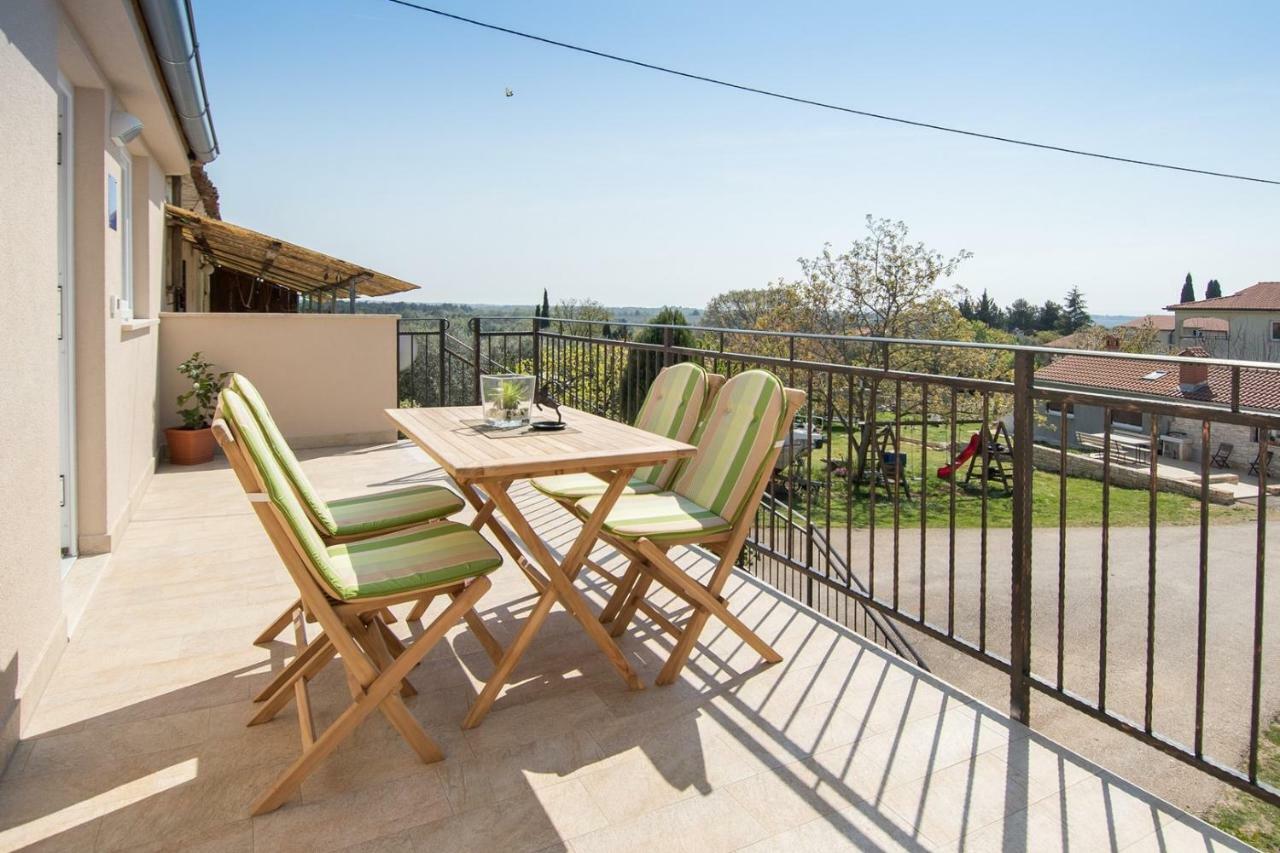 Apartment Bruneta 1 With Sea View Tar-Vabriga Exterior photo
