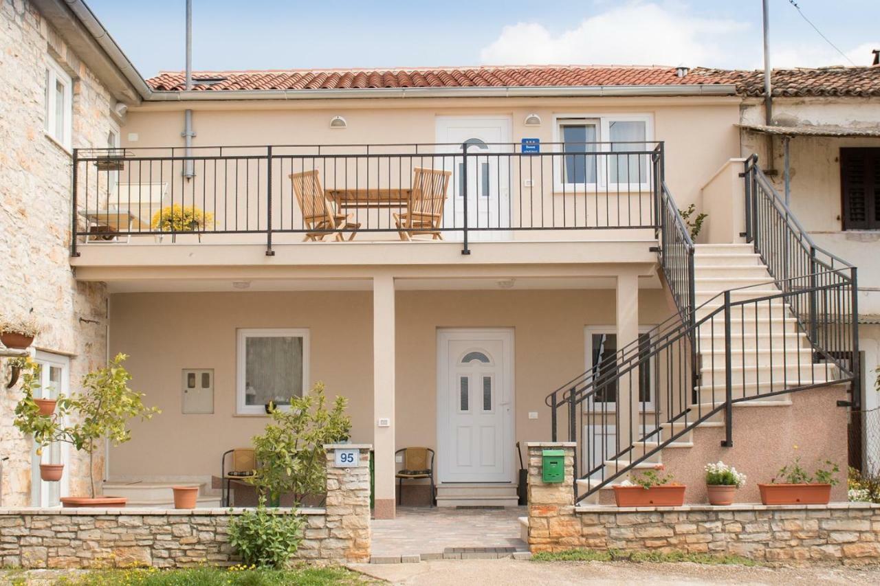 Apartment Bruneta 1 With Sea View Tar-Vabriga Exterior photo